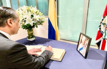 Amb. Abhishek Singh signed the condolence book at the British Embassy in Caracas, on the demise of Her Majesty Queen Elizabeth II. On the sad occasion, Amb. Singh also conveyed his deepest condolences to Ms Becks Buckingham, Cd'A of UK